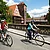 Radler auf der Maxbrücke, Henkersteg im Hintergrund