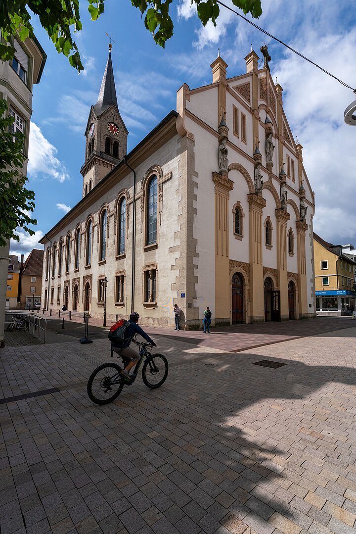 Tuttlingen-Stadtkirche-Donau-Sehenswürdigkeit-TMBWJoachimNegwer Süden-Content 2024 'Wasserreich Süden' - Schwäbische Alb, Städte an der Donau - Tuttlingen