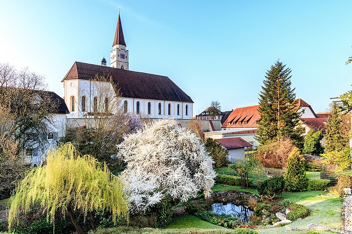 Ein Gartem am Ufer der Schmiech, Blick auf die Pfarrkiche Sankt Blasius - April 2017 - Ehingen (Donau), Alb-Donau-Kreis