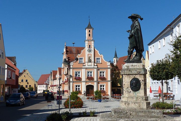 Rain - Rathaus und Tilly Staue