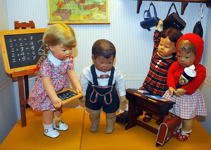 Donauwörth - Käthe Kruse Puppenschule Das Bild zeigt die Puppenschule