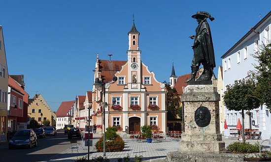 Rain - Rathaus und Tilly Staue